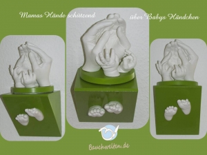 Mamahände, Babyhände und Füßchen auf Wandsockel in Grün